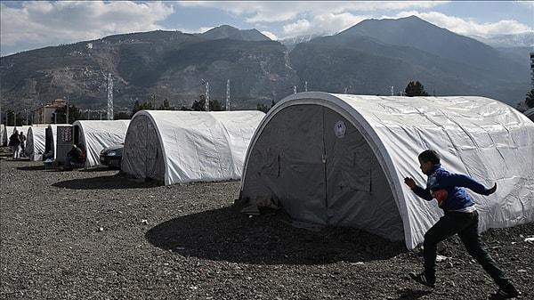 Deprem sonrasında birçok vatandaş çadır kentlerde yaşıyor ve hijyenik bir ortam oluşturmakta zorlanıyor.