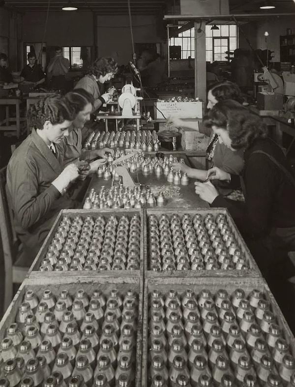 5. Yeni Zelanda'da havan bombası üretim fabrikasında çalışan kadınlar. (1942)