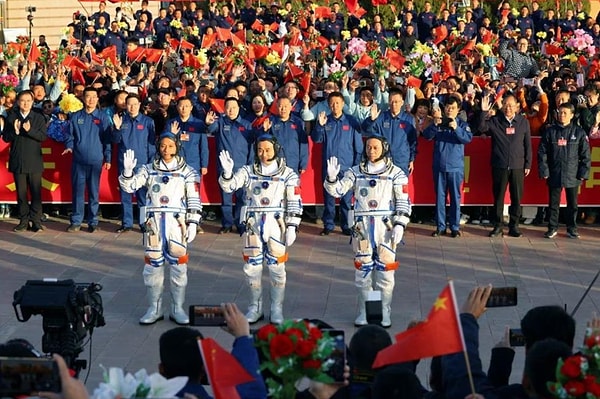 Ekip tamamen erkek astronotlardan oluşuyor ve liderliğini daha önce de Tiangong'da görev yapmış olan Tang Hongbo yapıyor.