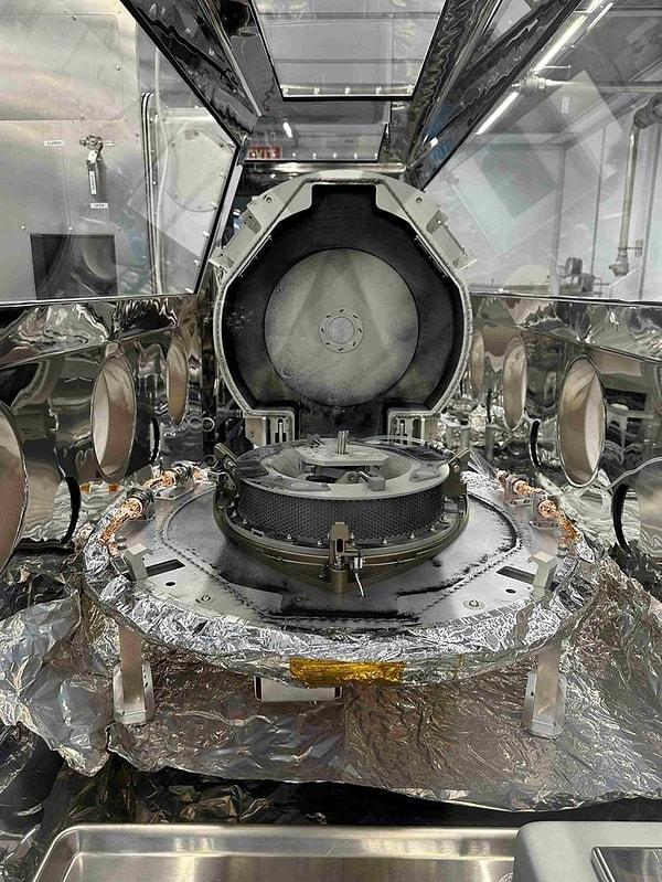 Bu kapsüldeki örnekler, NASA'nın Johnson Uzay Merkezi'nde özel temiz bir odada saklanarak inceleniyor.