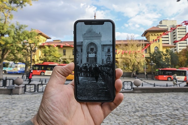 Cumhuriyet'in 100. yılı için yapılan çalışmada, Ankara'nın tarihi yapı ve simgelerinin yer aldığı siyah-beyaz fotoğrafları, aynı açılardan tekrar objektife yansıtıldı.