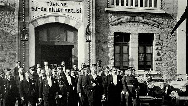 Bundan tam bir asır önce Türk milleti Kurtuluş Savaşı ile başlayan bağımsızlık mücadelesini Cumhuriyet ile taçlandırdı.