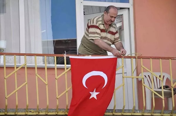 'Bayrak asan dayı' olarak tanınan Salih Tahtalıoğlu, Cumhuriyetimizin 100. yılı için bir kez daha balkona çıktı.