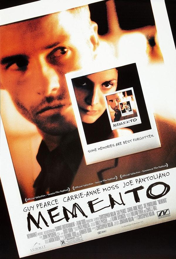 Hemen her yapımında zaman kavramını ele alan Christopher Nolan'ın bu takıntısı 2000 yapımı "Memento" (Akıl Defteri) adlı filmiyle beraber işlenmeye başladı.