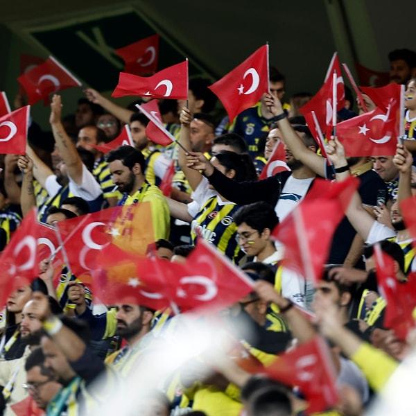 Tribünlerde Fenerbahçelilerin elinde Türk bayrağı vardı.