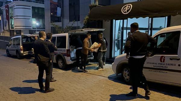 Bugün sabah saatlerinde vergi müfettişlerinin talebi üzerine Anadolu Cumhuriyet Başsavcılığınca Polat çiftine ait 15 şirkette arama yapılması yönünde karar çıkarıldı.