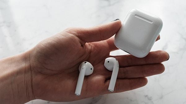 2016'da Apple, kablosuz AirPods kulaklıklarını tanıttığında birçok kullanıcı bu yenilikçi tasarıma başlangıçta şüpheyle yaklaştı ve kulaklık girişlerinin kaldırılmasını eleştirdi.
