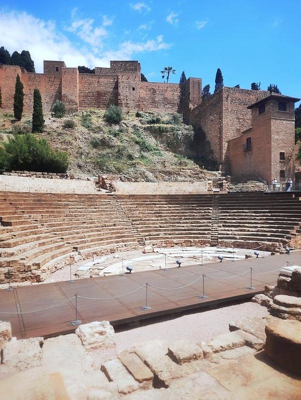 12. İspanya'nın Malaga kentinde, bir Roma tiyatrosunun üzerine inşa edilmiş bir İslam kalesi👇
