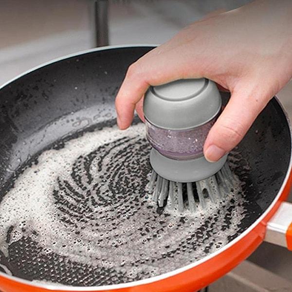 4. Kullanımı son derece pratik sabunluklu bir bulaşık fırçası.