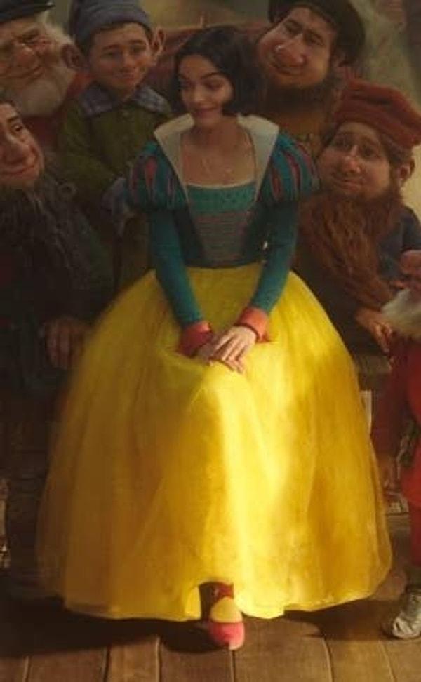 Öncelikle Rachel Zegler'ın Disney prensesi Pamuk Prenses olarak ilk fotoğrafını yayınladılar.