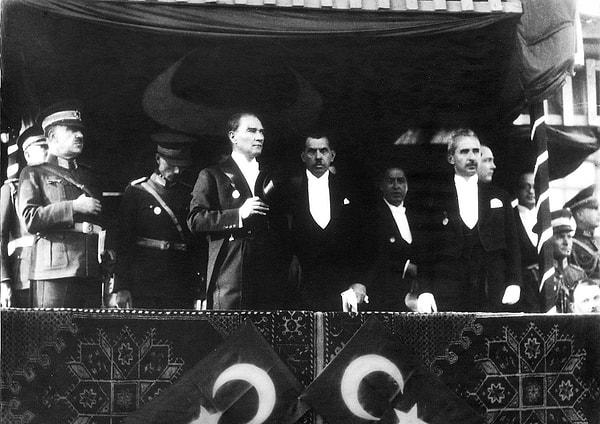 Gazi Mustafa Kemal Atatürk, 29 Ekim 1923 tarihinde ülkenin yönetim şeklinin Cumhuriyet olması için Meclis'e hazırladığı yasa değişikliği tasarısını sundu.