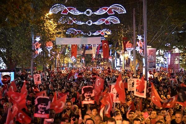 Türkiye Cumhuriyeti'nin 100. yılı dün tüm ülkede coşkuyla kutlandı. Siyasiler devlet kutlamalarına katılırken halk da sokaklara dökülerek yürüyüş yaptı, Anıtkabir'e Atatürk'ün huzuruna çıktı ve gece boyu süren kutlamalara katıldı.