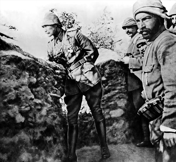 Mustafa Kemal, Conkbayırı taarruzu sırasında göğsüne isabet eden şarapnel parçasının cebindeki saati parçalayarak dönmesi sonucu mutlak ölümden kurtuldu.