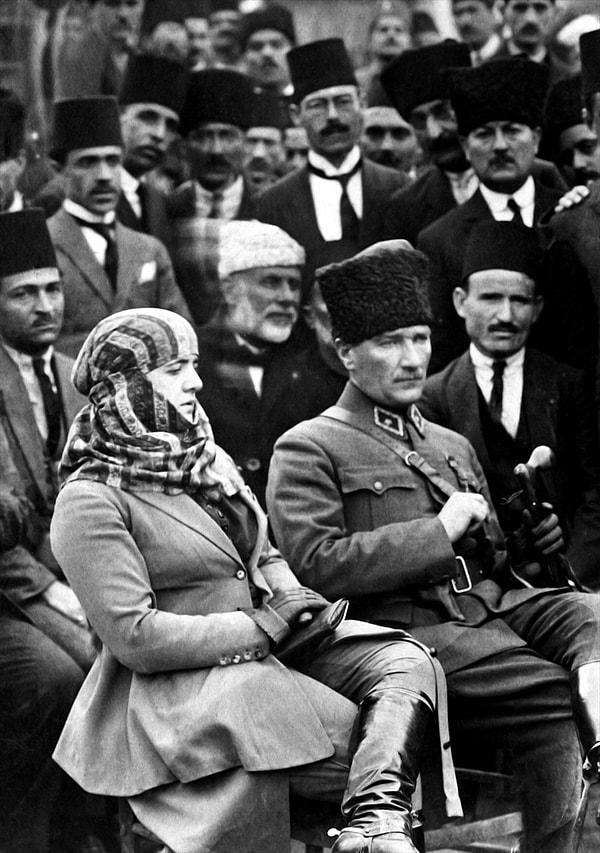 Atatürk, United Telegraph gazetesi muhabirine yaptığı açıklamada, Sevr Antlaşması'nı tanımadıklarını vurgulayarak, "Siyasi, adli, iktisadi ve mali bağımsızlığımızı imhaya ve neticede yaşama hakkımızı inkara ve kaldırmaya yöneltilmiş Sevr Antlaşması bizce mevcut değildir." dedi. TBMM tarafından Osmanlı Hükümeti ile İtilaf Devletleri arasında imzalanan Sevr Antlaşması'nın kabul edilmediği dünyaya duyuruldu.