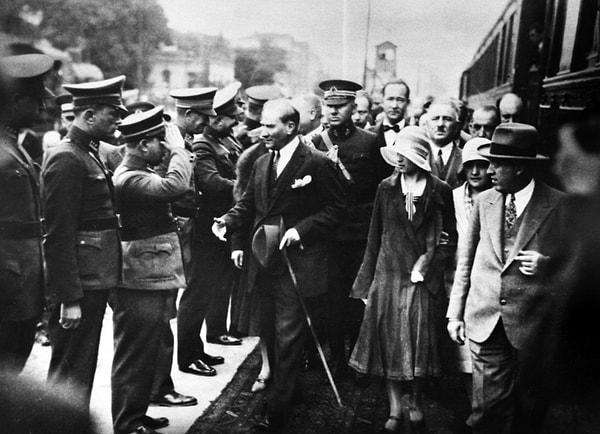 Mustafa Kemal Atatürk, 57 yıl süren yaşamında, milletinin ve vatanının bağımsızlığı için yılmadan çalıştı ve girdiği her mücadeleden zaferle çıktı.