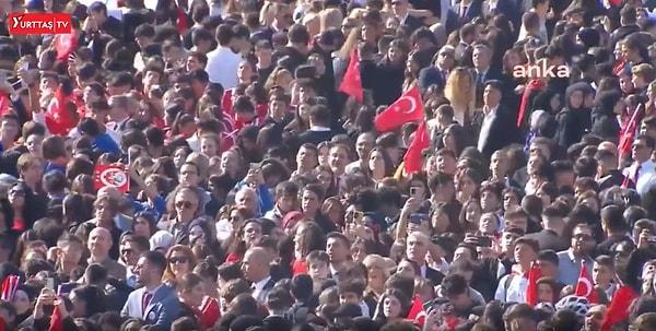 Cumhurbaşkanı Erdoğan'ın Anıtkabir'e geldiği sırada ise toplanan kalabalık, 'Gençlik seninle gurur duyuyor' ve 'Her yer Tayyip her yer Erdoğan' sloganları attı.