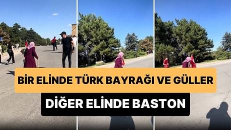 Bir Elinde Türk Bayrağı ve Güller Diğer Elinde Bastonu ile Anıtkabir'e Ata'yı Ziyarete Giden Kadın