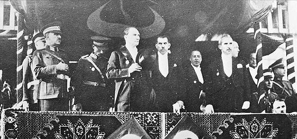 29 Ekim 1923'te Cumhuriyet'in ilanının üstünden tam 100 yıl geçti. 100 yıldır demokrasiyle yönetilen Türkiye'de Atatürk inkılaplarının, demokrasinin, gelişimin karşısında olan kesim nesillerdir emellerinden vazgeçmiyor.