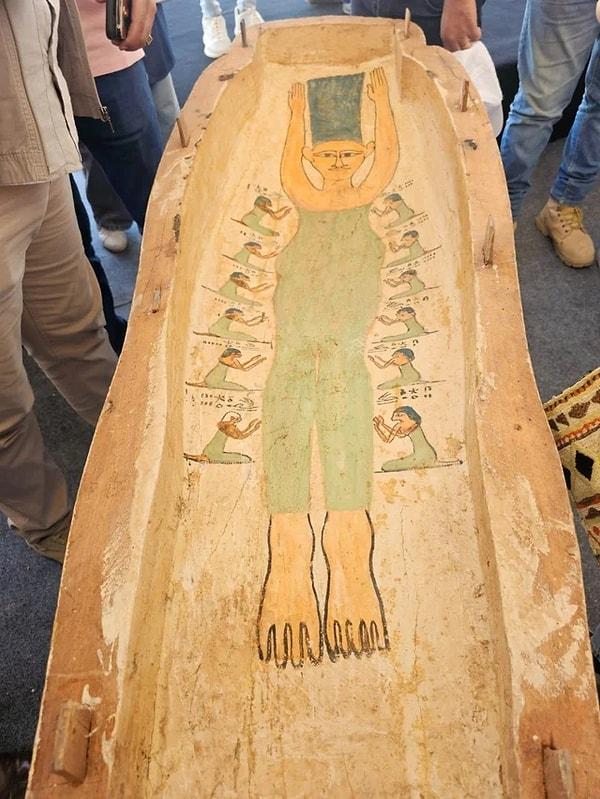 1. Yeni keşfedilen Mısır mezarlığında bulunan bir tabutun üst kapağı. (M.Ö 1100)