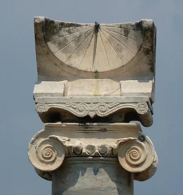 13. Pompeii'de bulunan Apollo tapınağındaki güneş saatinin ilk modellerinden olan saat kulesi.