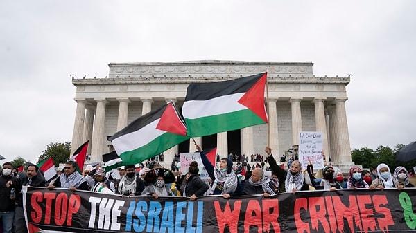Amerika Birleşik Devletleri'nde de Filstin yanlısı protestolar düzenleniyor. Meydanlarda "İsrail'in işlediği savaş suçunu durdurun" sloganları atılıyor.