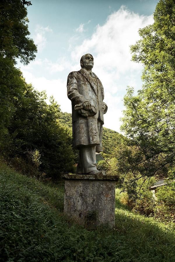 28. Kültür Evinde bulunan başka bir Lenin heykeli.
