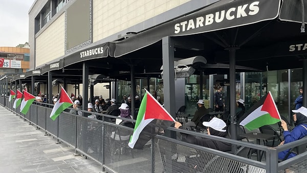 Yakın zamanda Starbucks'ın Filistine destek veren bir sendikaya dava açmasıyla birlikte Ak Parti Gençlik Kolları, Starbucks'ta sessiz protestolara başlamıştı.