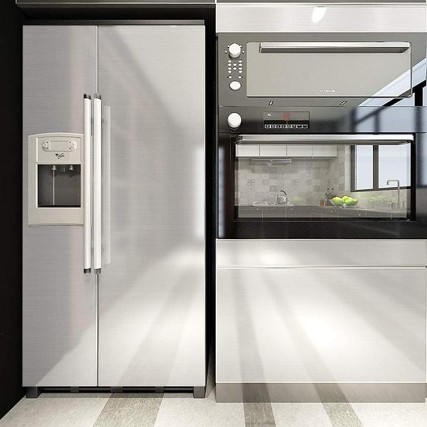 6. Eski moda buzdolabınızı büyük parçalar harcayarak yenilemeden çok uyguna modern bir görünüme kavuşturabileceğiniz kendinden yapışkanlı metalik renk buzdolabı filmi.