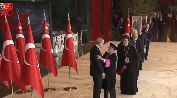 O olayda ise Türkiye Musevileri Hahambaşı Rav İsak Haleva, ellerini Cumhurbaşkanı Erdoğan'ın omzuna koydu.