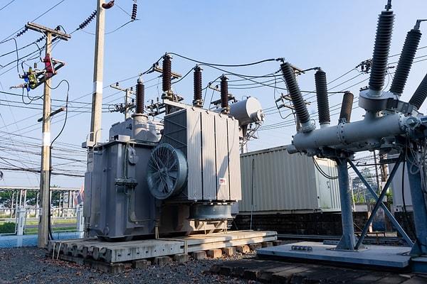 Dağıtım şirketi, 880 kVa gücündeki bir trafo ile 3 bin nüfuslu bir ilçenin aydınlatabileceğini bildirdi.