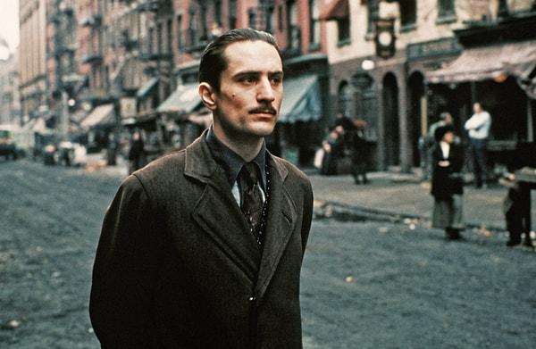 Hepimiz 80 yaşında olan Amerikan oyuncu Robert De Niro'yu en çok "The Godfather" filmlerindeki genç Vito Corleone ve Taxi Driver'daki Travis Bickle rolüyle tanırız.