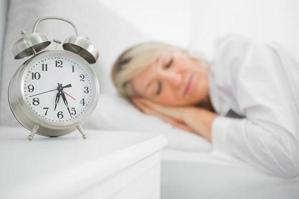 6. Belirli bir uyku ve uyanma saatinin olması.