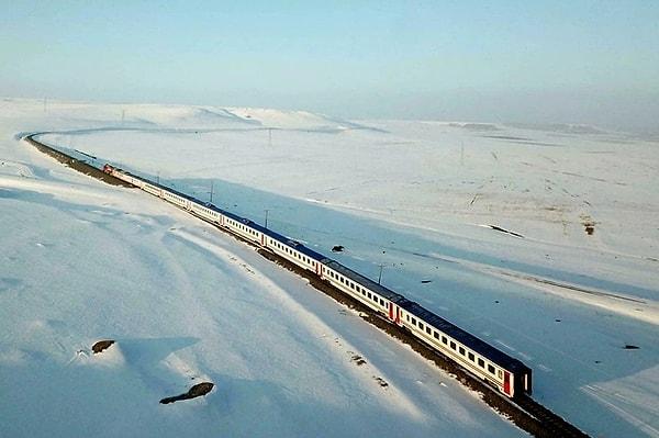 Dünyanın en iyi 4 rotasından biri olarak gösterilen Ankara - Kars hattında sefer yapan Turistik Doğu Ekspresi'nin 2023-2024 sezon seferleri ile ilgili ilk açıklama geldi.
