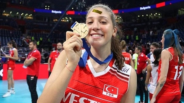 A Milli Kadın Voleybol Takımı'nda forma giyen, oyunuyla bizi kendine hayran bırakan ve 2023 CEV Avrupa Şampiyonası'nda bizi milli gurur yaşatan isimlerden İlkin Aydın'ı tanıyorsunuzdur.