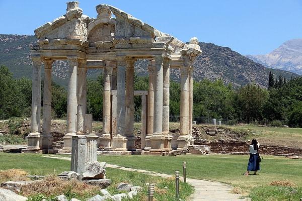 Efes, Troya, Göbeklitepe ve Ani, Türkiye'deki en ünlü antik kentler arasında yer alıp geçmişin sırlarını günümüze taşıyor.