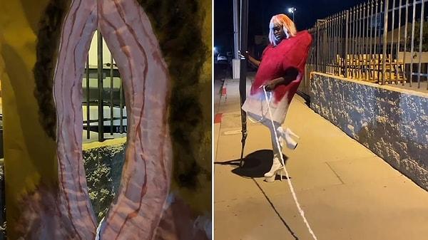 "Kanlı tampon" olarak giyinen Lil Nas X, kanlı kostümü ile etrafta beraberinde sürüklediği vajina ile dolaştı.
