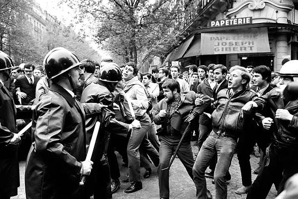 11. Paris'te kavga eden protestocular ve polisler. (6 Mayıs 1968)