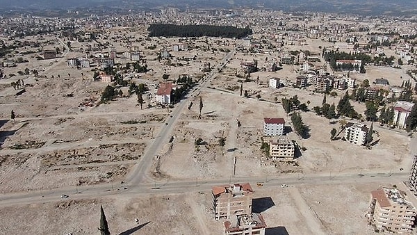 Geriye kalan boş araziler, bir zamanlar canlı ve hareketli bir topluluğun merkeziydi. Şimdi ise, bu araziler yeni başlangıçların ve umutların sembolü haline geldi.