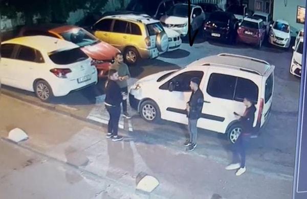 Taksim'de 3 şahıs, korsan taksicilik yapan kişinin aracına bindi. Ardından şahıslardan biri korsan taksiciye silah doğrultup, "Biz ne dersek onu yapacaksın" diyerek tehdit etti.
