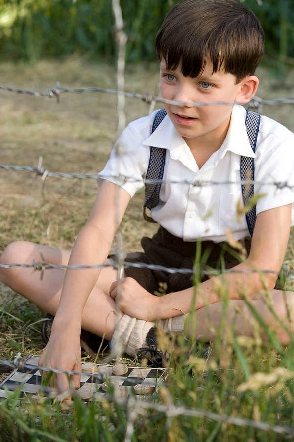 9. Asa Butterfield, "The Boy In The Striped Pyjamas" filminde bir toplama kampındaki çocuğu canlandırırken, filmdeki ağır konu yüzünden travmatize olduğunu anlattı.