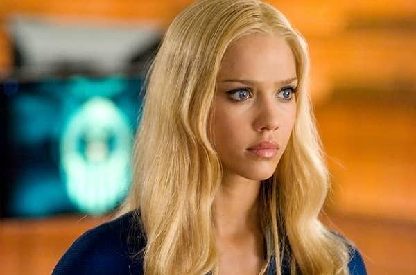 16. Jessica Alba, 'Fantastic Four: Rise of the Silver Surfer' filminde, özellikle karakterinin ölüm sahnesini çekerken kötü bir deneyim yaşadı ve bu nedenle neredeyse oyunculuğu bırakıyordu.