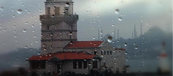 Meteoroloji'nin İstanbul için öğle saatlerinde verdiği kuvvetli sağanak uyarısından sonra yağış etkisini göstermeye başladı.