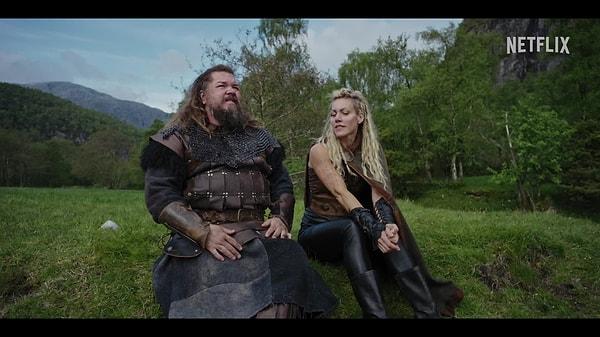 Absürt bir dönem komedisi olan dizide milattan sonra 790 yılında bir Viking/Nors köyünde yaşayan Vikinglilerin hayatı konu alınıyor.