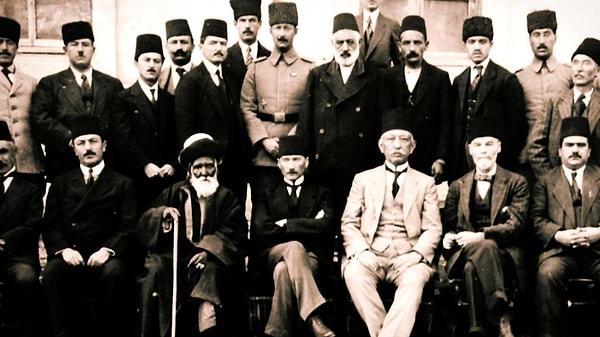 Mustafa Kemal Paşa, 19 Mayıs 1919'da Samsun'a çıkarak Milli Mücadele'yi başlattı. Paşa'nın şimdiki hedefi ise Anadolu'da kuvvetli bir teşkilatlanmayı sağlayıp halkı kendi etrafında kenetlemekti.