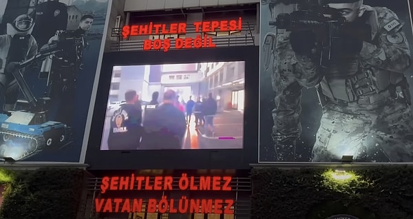 Öte yandan Gazeteci Emrullah Erdinç, Dilan Polat ve Engin Polat'ın tutuklanma görüntülerinin; emniyet bahçesinde LED ekrandan yayınlandığını açıkladı!