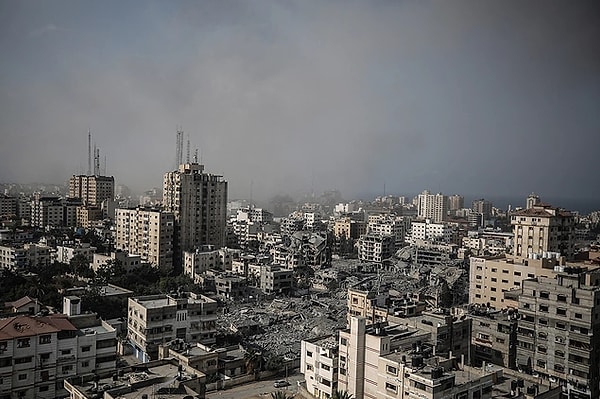 Gazze, 7 Ekim tarihinden bu yana İsrail'in acımasız bombardımanlarına maruz kalıyor ve bu durum, tam bir insanlık trajedisi olarak nitelendiriliyor.