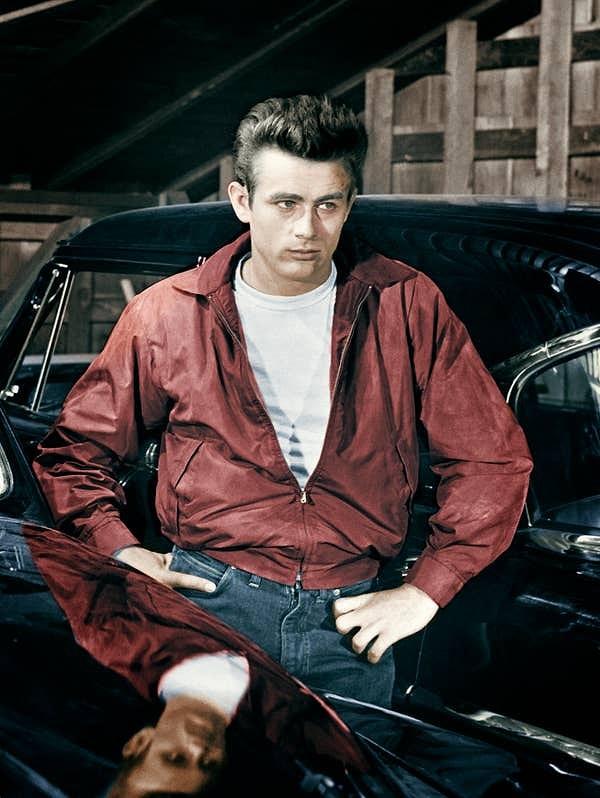 4. James Dean 1955'te henüz 24 yaşındayken bir araba kazasında öldü.