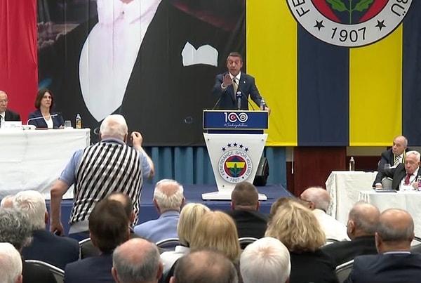 Divan Kurulu'nda söz alan başkan Ali Koç'a dinleyicilerden tepki geldi. Eski Fenerbahçe futbolcusu Ogün Altıparmak, Ali Koç'un konuşmalarına karşı çıktı.