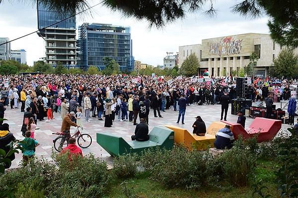 Bir başka Avrupa ülkesi Arnavutluk'ta da insanlar Filistin'e destek için toplandı. Yapılan protestolarda "Gazze'deki bombardımanı hemen durdurun" çağrısı yapıldı.