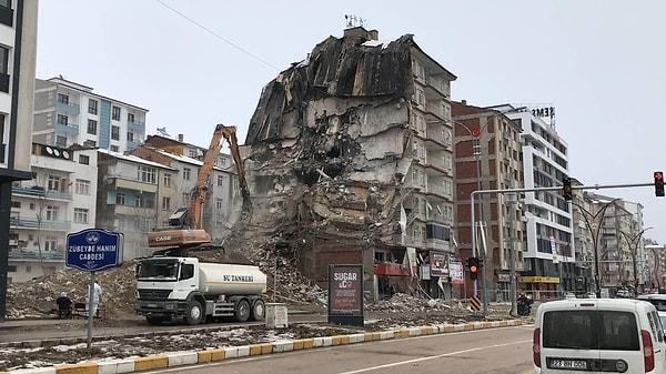 Elazığ'da belediye ekipleri 6 Şubat depremlerinden etkilenen ağır hasarlı binaları yıkmaya devam ediyor.